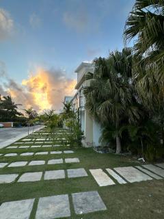 Paradise away from Home - 3