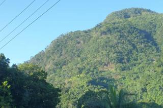 3-Bed House Sleeps 6 with Mountain Views - 1