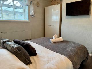 Stylish 3-Bed Family Pet-Friendly Home with Garden - 9