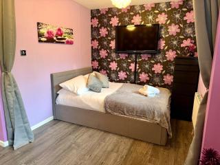 Stylish 3-Bed Family Pet-Friendly Home with Garden - 8