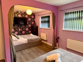 Stylish 3-Bed Family Pet-Friendly Home with Garden - 3