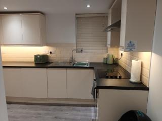 Stylish 1 Bed Flat Parking Walk to Waterfront - 8