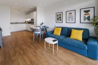 Skyline View 1 Bed Apartment Sleeps 2 - Balcony - 4