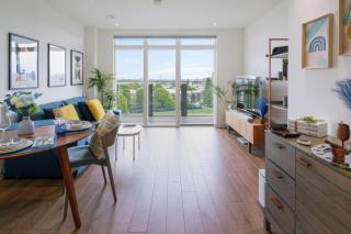 Skyline View 1 Bed Apartment Sleeps 2 - Balcony - 3