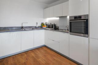 Skyline View 1 Bed Apartment Sleeps 2 - Balcony - 2
