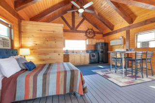 Lighthouse Lodge Pool House - Lakefront studio on the pool deck - 9