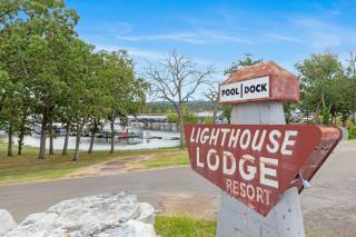 Lighthouse Lodge Pool House - Lakefront studio on the pool deck - 5