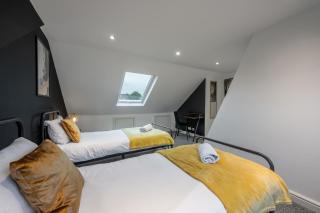 Modern Comfort 4BR Home for 10 - 2