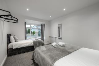 Modern Comfort 4BR Home for 10 - 6