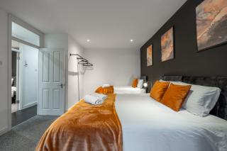 Modern Comfort 4BR Home for 10 - 4