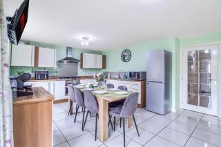 4Bed 3 Bath Home I Sleeps 7-9 I Family & Contractors I Parking - 5