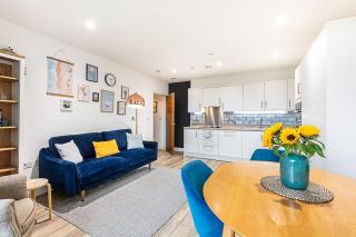 Modern 2-Bed Apartment by the Thames - 1