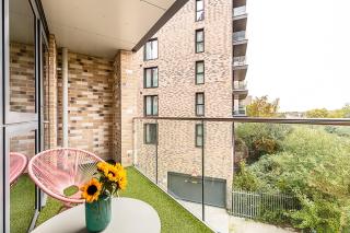 Modern 2-Bed Apartment by the Thames - 2