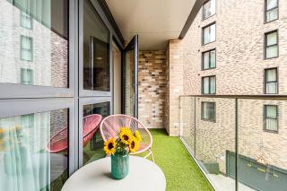 Modern 2-Bed Apartment by the Thames - 3