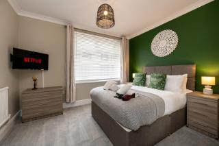 Comfortable 4-Bed Home with Free Parking – Wales - 3
