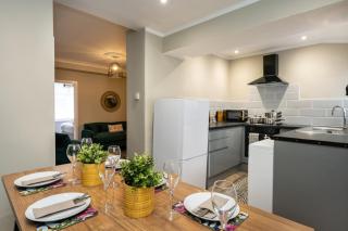 Comfortable 4-Bed Home with Free Parking – Wales - 1