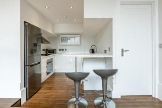 Quirky loft style apartment, 3DBR, Battersea - 5