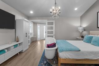 Newly Renovated The American Hotel Breakfast at Tiffany's Suite - 7