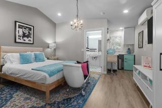 Newly Renovated The American Hotel Breakfast at Tiffany's Suite - 8