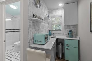 Suite 3 Renovated Dwtn WB Steps to Beach - 3