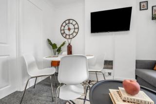 Wherstead Rd House By Homestyles Hosts Short Lets & Serviced Accommodation Suffolk With Free Parking - 6