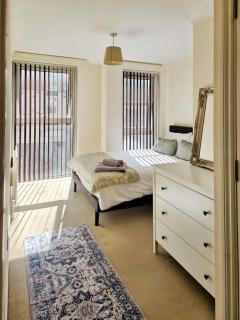 2 Bedroom Apartment with FREE Parking - Westbourne Park - 6