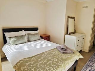 2 Bedroom Apartment with FREE Parking - Westbourne Park - 3