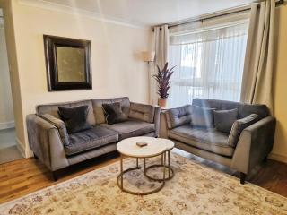 2 Bedroom Apartment with FREE Parking - Westbourne Park - 2
