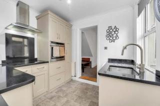 Wherstead Rd House By Homestyles Hosts Short Lets & Serviced Accommodation Suffolk With Free Parking - 3