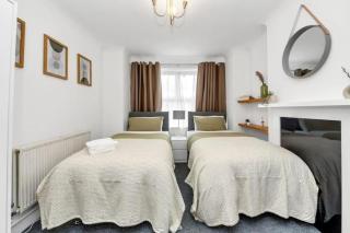 Wherstead Rd House By Homestyles Hosts Short Lets & Serviced Accommodation Suffolk With Free Parking - 2