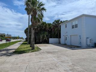 Sun & Surf Beach House - Steps to Ocean - 9