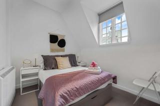 Mortimer's Mood - Fitzrovia - by Frankie Says - 8