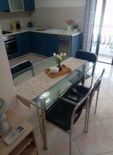 2BR Piraeus Apt - Parking - Near Maniatika Metro - 2