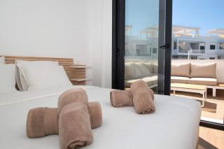 Rez de chaussee avec grande terrasse face piscine - 2