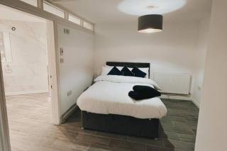 3-Bed House Sleeps 8-Free Parking & Private Garden - 9