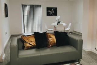 3-Bed House Sleeps 8-Free Parking & Private Garden - 7