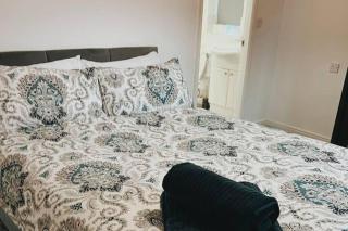 3-Bed House Sleeps 8-Free Parking & Private Garden - 3