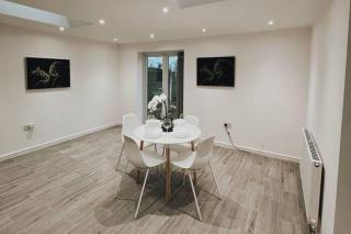 3-Bed House Sleeps 8-Free Parking & Private Garden - 2