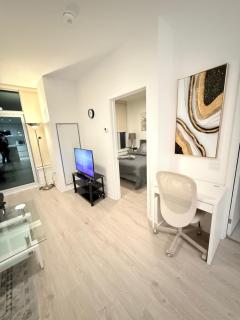 Executive Condo in Prime Erin Mills Location l Walk to Mall and Hospital - 1