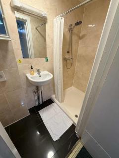 Ground Floor Studio Apartment in Gosport, Free Private Parking - 3