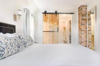 Stylishly Remodeled Queen Victoria Loft - 4