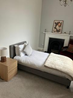 Spacious city centre apartment full of character - 8