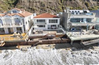 Sea Glass Beach Road Villa On the SAND Luxury and relaxation - 8