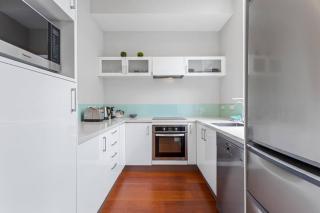 QV Stays Modern Spacious Multi-Level Townhouse - 9