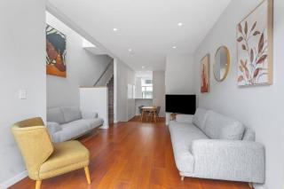 QV Stays Modern Spacious Multi-Level Townhouse - 7