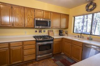 3BR Flagstaff Escape with Deck and Pine Views - East Flagstaff - 4