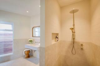 Ideally Located Modern Studio Apartment - 1