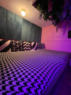 Manchester's ONLY themed slumber party suite for 8 with makeup room - 3