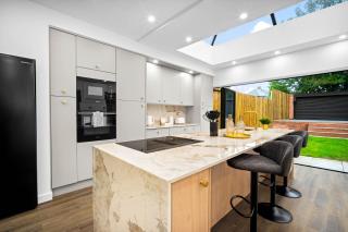 Exceptional 4 Bedroom House - Garden - High Speed Internet - Parking 154R - 0