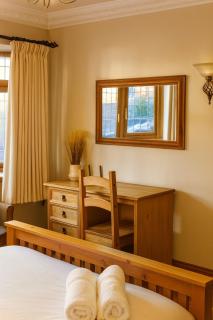 Elegant Vintage Stay Near Airport & NEC - 6